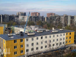 Blocks of flats built by Russian occupation administration in Mariupol next to destroyed buildings. Source: Novosti Donbasa