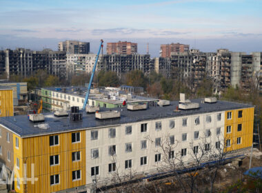 Blocks of flats built by Russian occupation administration in Mariupol next to destroyed buildings. Source: Novosti Donbasa