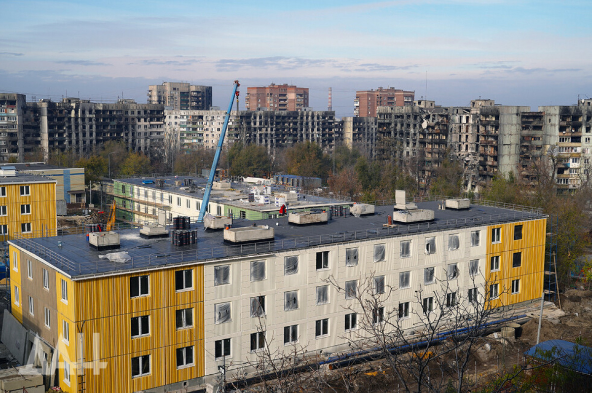 Blocks of flats built by Russian occupation administration in Mariupol next to destroyed buildings. Source: Novosti Donbasa