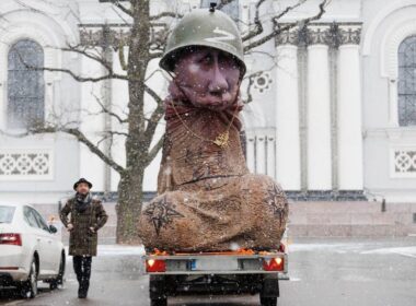 Lithuanian sculptor Martynas Gaubas presented the world with the sculpture "Putin-Khuylo"