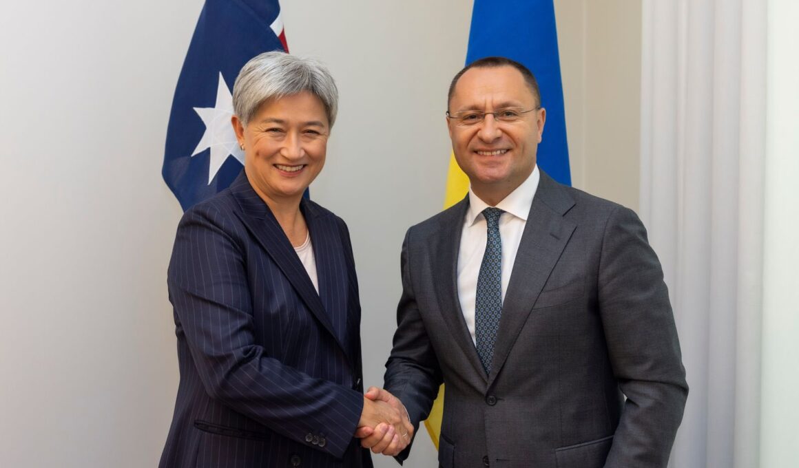 Ambassador of Ukraine to Australia and New Zealand Vasyl Myroshnychenko (right) and Leader of the Australian Government in the Senate Penny Wong (left).
