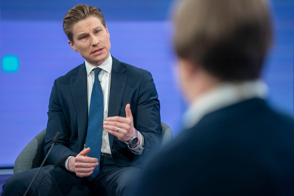 russian navy now guards shadow fleet oil tankers gulf finland minister says antti häkkänen finland's defense areenaylefi escorting armed forces something finnish officials haven’t seen before 24 said yle’s “ykkösaamu”