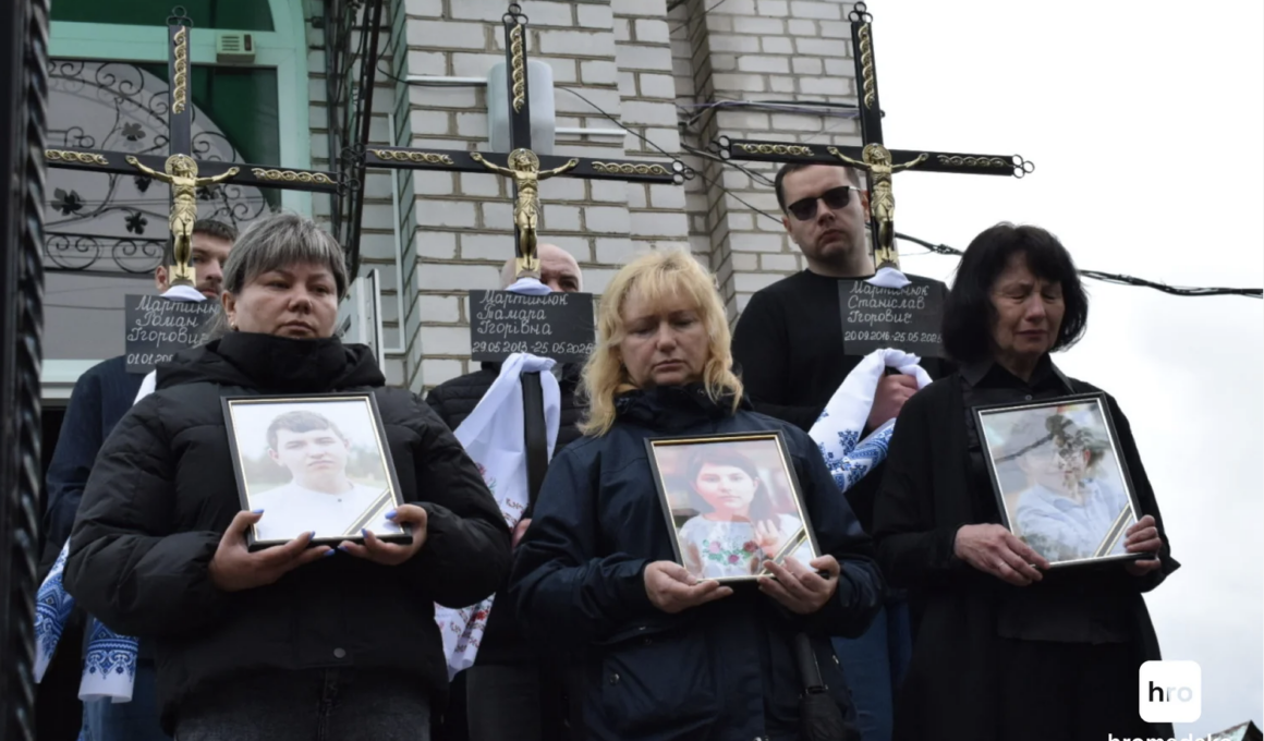 Residents of Korosten, Zhytomyr Oblast, are holding photos of three siblings who were killed by a Russian missile attack on 25 May.