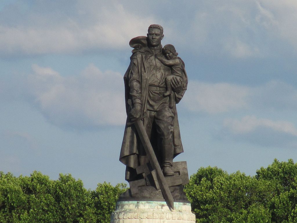 berlin court upholds ban ussr symbols 8–9 soldier statue soviet war memorial belin's treptower park 2016 soviet_war_memorial_(treptower_park)_(1) administrative has upheld police displaying flags linked russia including flag treptow 2025 tagesspiegel