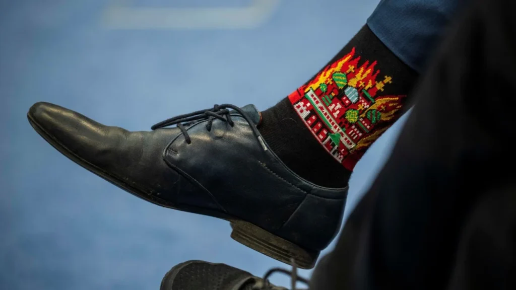 czech diplomat in socks with kremlin burning