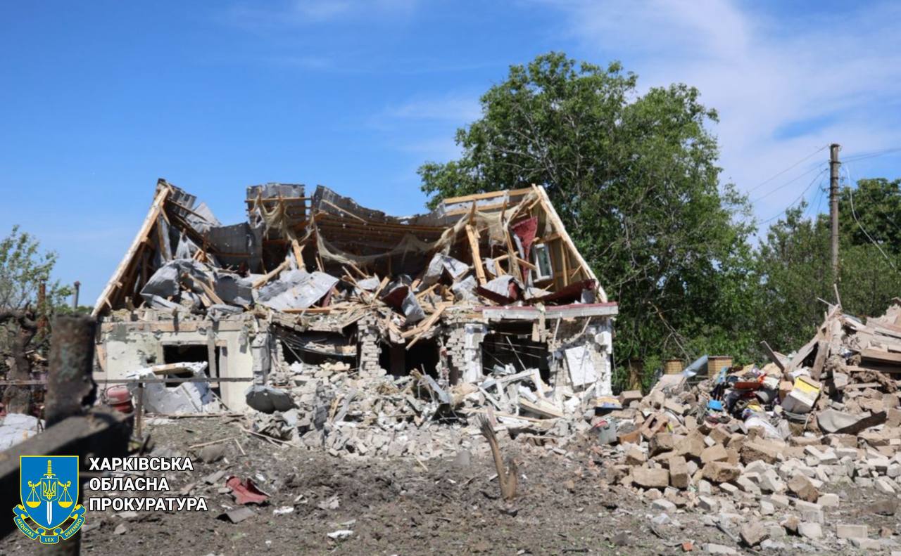 russia kills two women kupiansk hitting city 500 1500 kg bombs aftermath russia's bomb attack kharkiv oblast 25 2025 prosecutor's office d613b59b-99cd-42b6-b921-348f57eb4ef6 air-dropped fab umpk guidance kit destroyed dozens homes