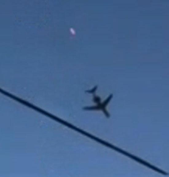 Russian plane over Tver and flak fire, targeting it. Screenshot from a 25 May 2025 video.
