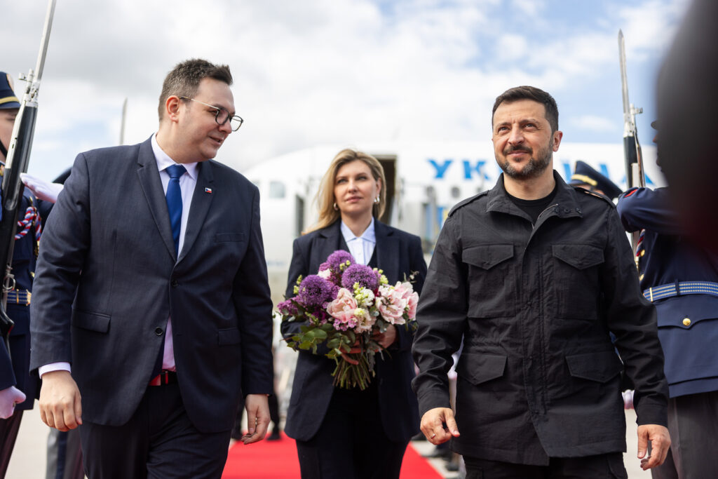 Zelenskyy heads to Prague with his eyes on the F-16s