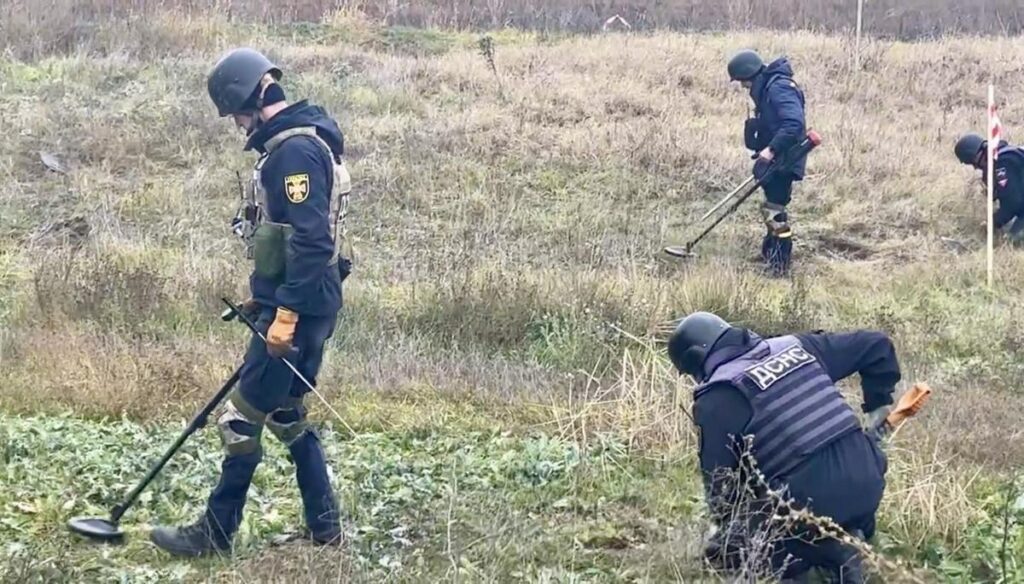 Deminers Ukrainian Russian personnel mines
