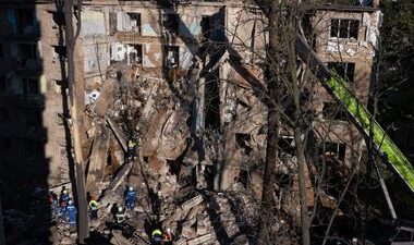 russia kills least seven civilians kyiv nearby towns pre-dawn air assault destroyed entrance high-rise building 5 honty street shevchenkivskyi district following russian strike 23 2025 suspilne news / oleksandr mahula