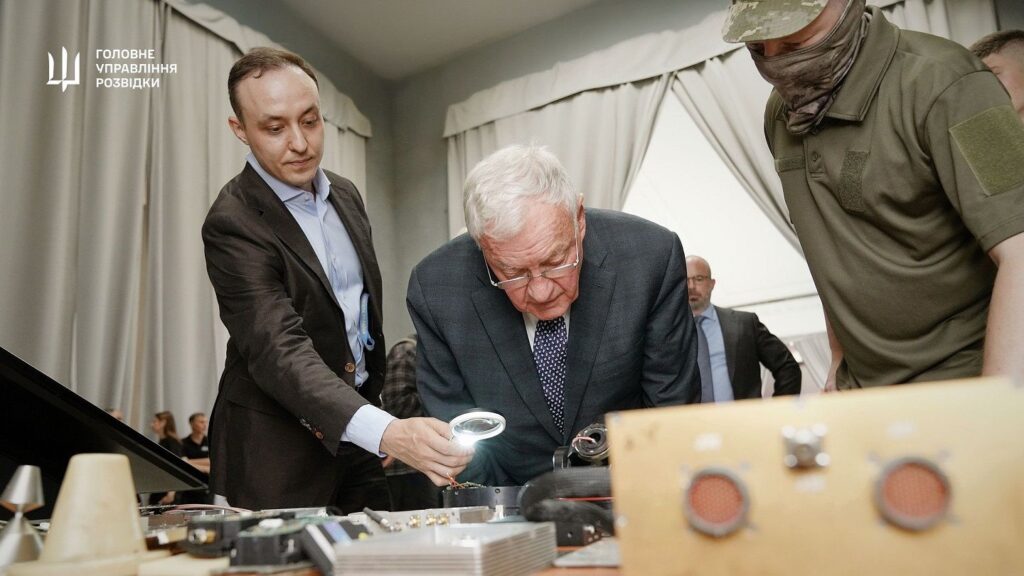Ukrainian military intelligence presented Keith Kellogg with Western-manufactured electronics recovered from Russian battlefield wreckage, highlighting how Moscow's defense industry obtains critical components through unauthorized supply networks