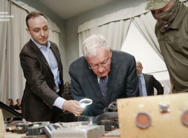 Ukrainian military intelligence presented Keith Kellogg with Western-manufactured electronics recovered from Russian battlefield wreckage, highlighting how Moscow's defense industry obtains critical components through unauthorized supply networks