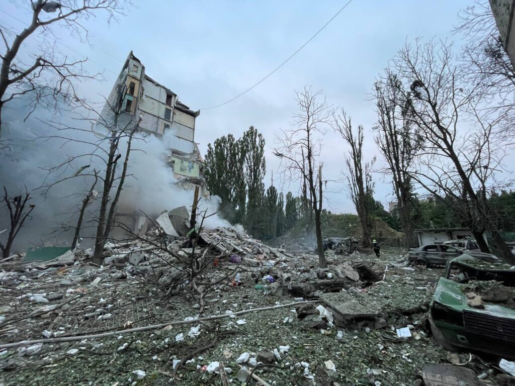 Putin's response to Trump's ceasefire deadline: Russian missiles and drones kill civilians in Kyiv Russians killed a six-year-old boy and five more civilians and injured 52 people, including nine children, during a massive overnight attack on Kyiv on 31 July. Missiles and drones struck four districts, collapsing an entire section of an apartment building, damaging homes and schools, and setting cars on fire. Collapsed section of an apartment building in Kyiv's Sviatoshynskyi district after Russia's missile strike on the morning of 31 July 2025. Photo: Kyiv DSNS.