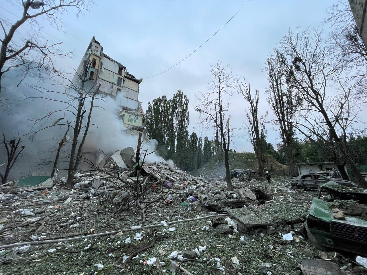 Putin's response to Trump's ceasefire deadline: Russian missiles and drones kill civilians in Kyiv Russians killed a six-year-old boy and five more civilians and injured 52 people, including nine children, during a massive overnight attack on Kyiv on 31 July. Missiles and drones struck four districts, collapsing an entire section of an apartment building, damaging homes and schools, and setting cars on fire. Collapsed section of an apartment building in Kyiv's Sviatoshynskyi district after Russia's missile strike on the morning of 31 July 2025. Photo: Kyiv DSNS.