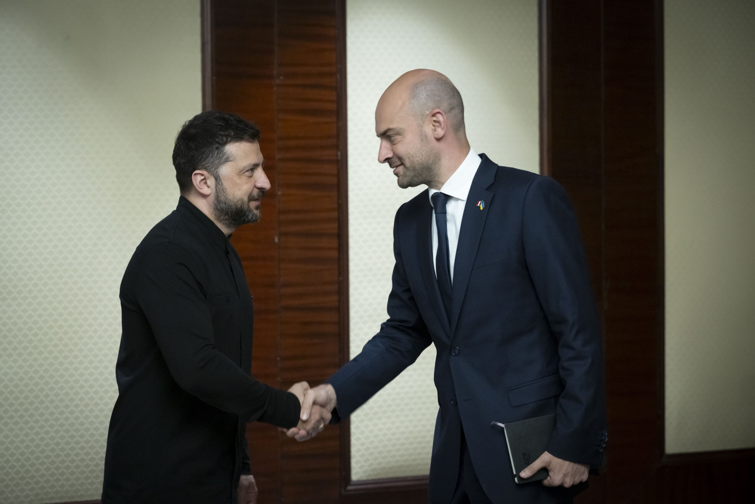 french drones built ukraine—barrot calls strategic trust ukrainian president volodymyr zelenskyy (l) shakes hands minister europe foreign affairs jean-noël barrot (r) during meeting kyiv 21 2025 presidentgovua ukraine news reports