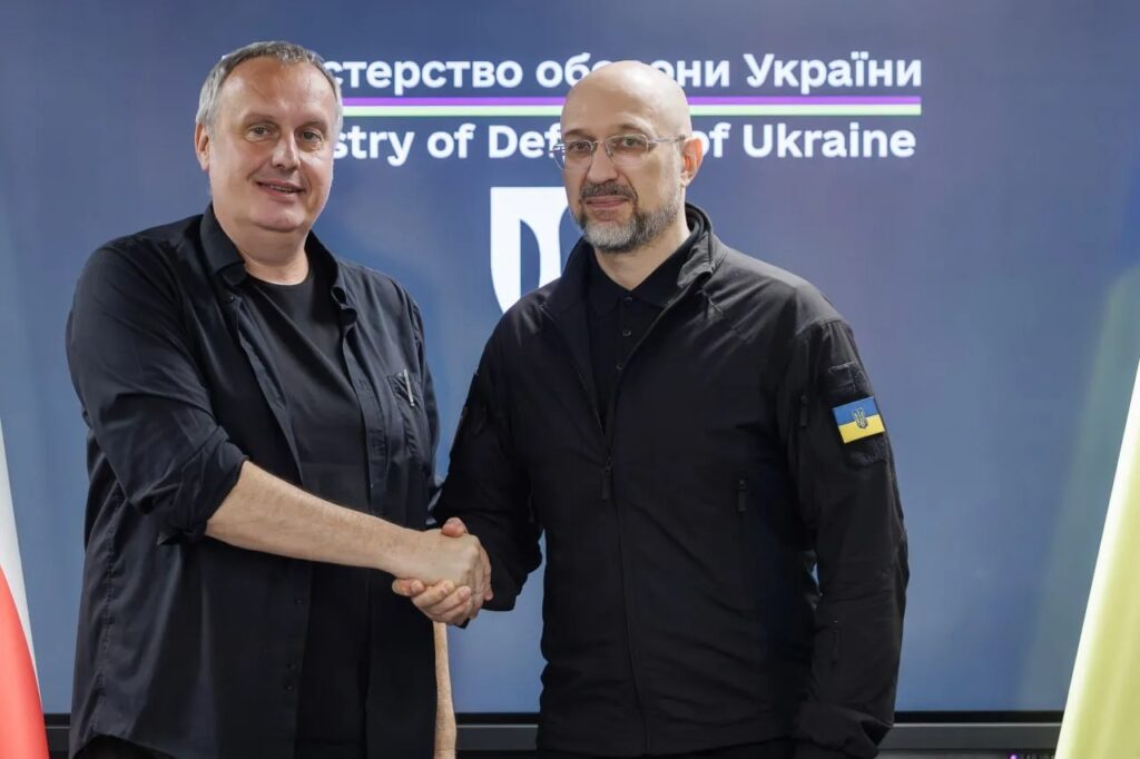 prague announces new anti-air deals ukraine moscow puts czech fm “russophobe” list tomáš pojar adviser prime minister (left) shakes hands denys shmyhal during meeting kyiv 30 2025 tme/denys_smyhal some aid