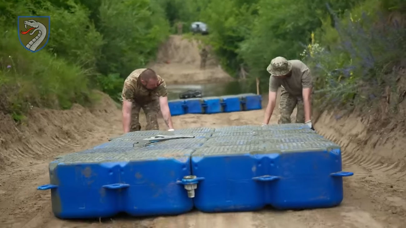 ukraine’s new 15-minute bridges plastic cubes delay full mobility engineers 61st brigade assemble modular pontoon blocks frontline river crossing mechanized інженери-степової-бригади-переправляють-війська-за-допомоги-пластикових-понтоннів-1-23-screenshot steppe fielding deploy just 15 minutes giving troops rapid
