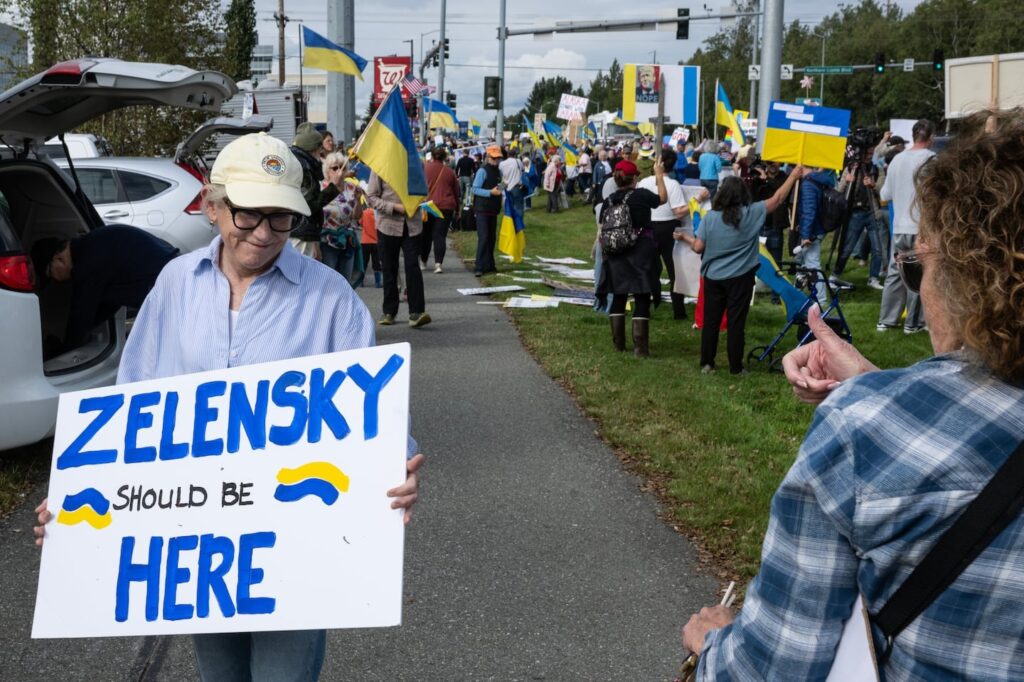 anchorage braces trump–putin summit today protests warn deal over ukraine nancy mcmanamin originally alaska now living seattle holds sign reading “zelenskyy here” during pro-ukraine rally marc lester / daily news