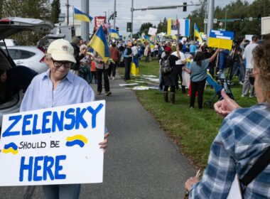 anchorage braces trump–putin summit today protests warn deal over ukraine nancy mcmanamin originally alaska now living seattle holds sign reading “zelenskyy here” during pro-ukraine rally marc lester / daily news