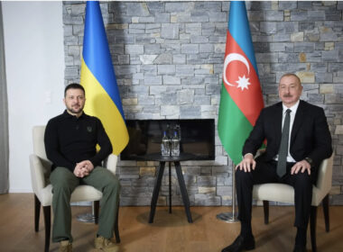 Ukrainian President Volodymyr Zelenskyy (left) and Azerbaijani President Ilham Aliyev (right).