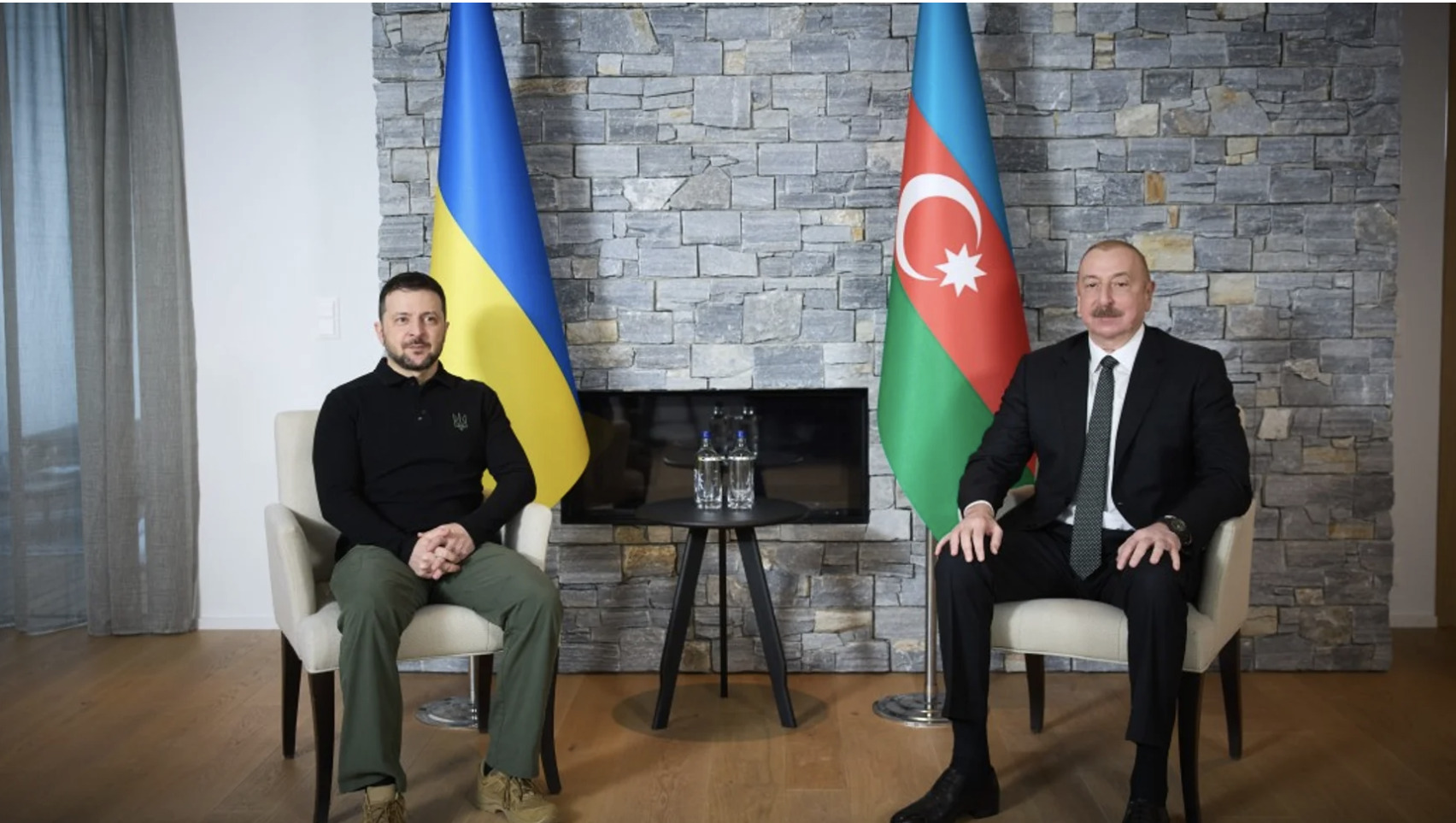 Ukrainian President Volodymyr Zelenskyy (left) and Azerbaijani President Ilham Aliyev (right).