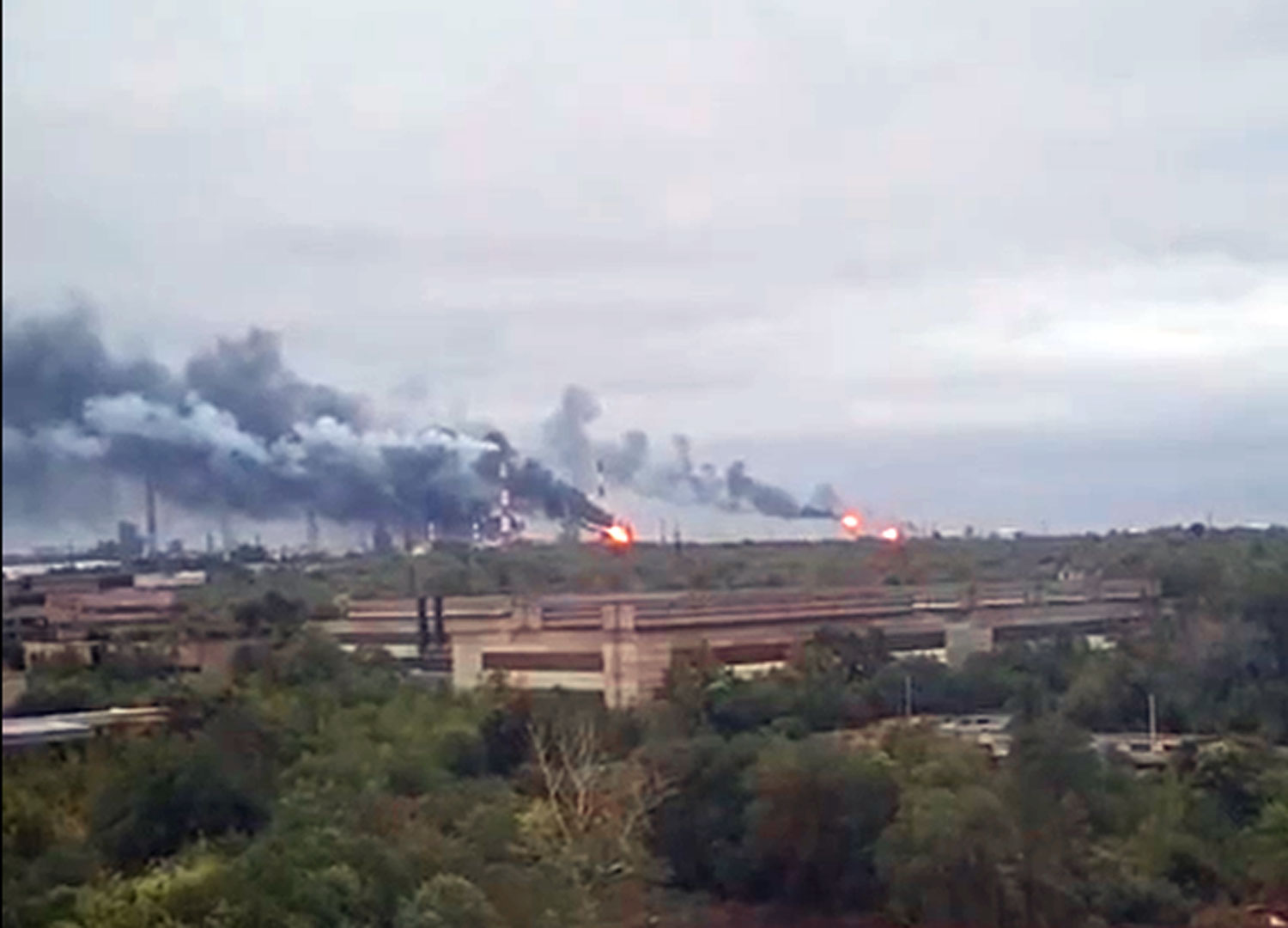 russia says 13 drones destroyed — syzran refinery burns videos show fire raging military-linked fuel plant fires burn oil after drone strike 15 2025 telegram/exilenova+ syzran-oil-refinery-burning-nicely overnight struck rosneft-owned samara
