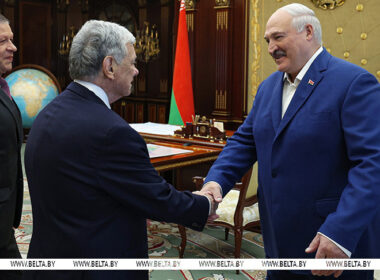 John Cole, US deputy special representative for Ukraine, shaking hands with Belarusian President Alexander Lukashenko during a meeting in Minsk.