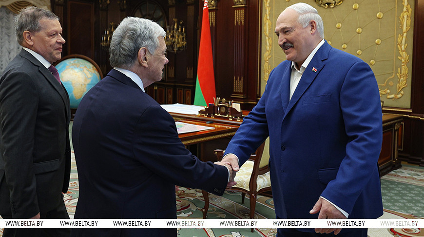 John Cole, US deputy special representative for Ukraine, shaking hands with Belarusian President Alexander Lukashenko during a meeting in Minsk.