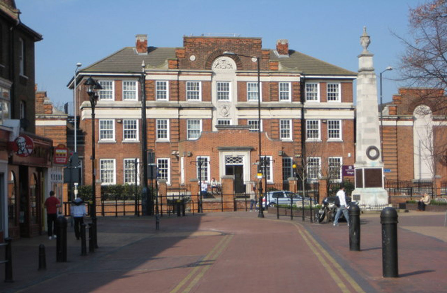 uk arrests three suspected russian agents — police say foreign spies now recruit british proxies grays magistrates' court front war memorial essex england ron galliers/geographorguk grays_magistrates'_court_-_geographorguk_-_1209938 counter-terror swooped two addresses