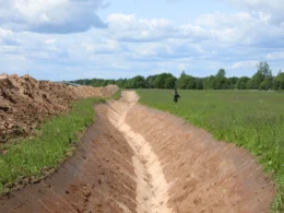 estonia digging 40 km trench stop russian tanks — 600 bunkers next construction baltic defense line 2025 kaitseinvesteeringudee screenshot_34-ezgifcom-jpg-to-webp-converter err reports project already reshaping southeast frontier ukraine news ukrainian