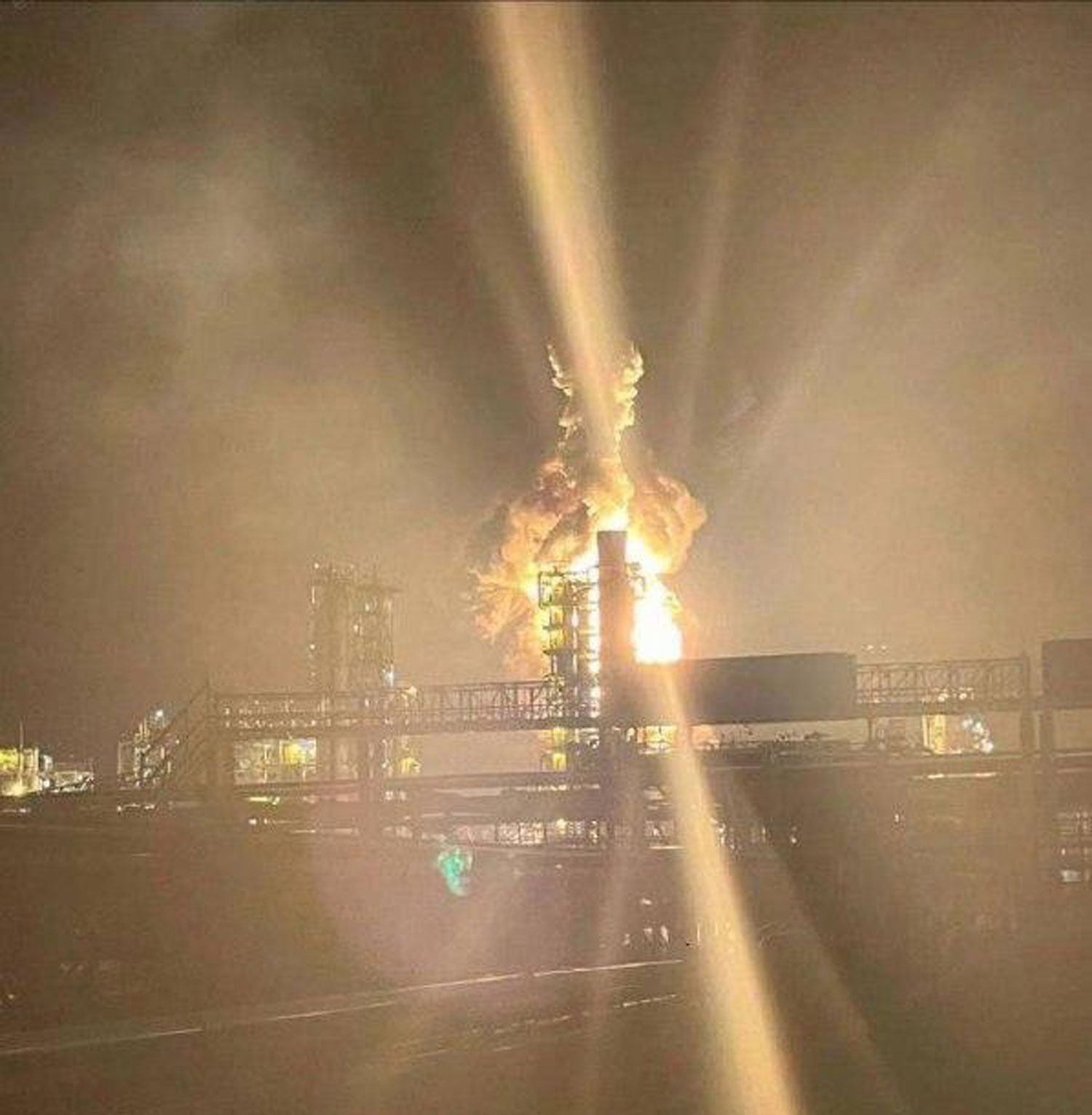 ukraine’s drones hit deep—st petersburg’s main fuel plant engulfed flames engulf kinef refinery russia's leningrad oblast near st petersburg after ukrainian drone strike 14 2025 kirishi-refinery-nice major fire broke out