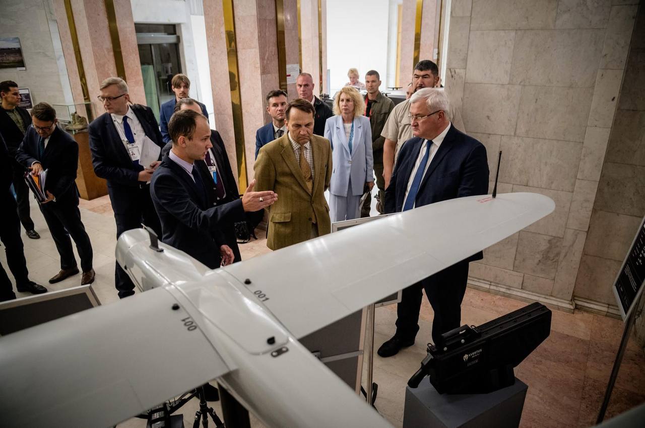Polish Foreign Minister Radosław Sikorski and Ukrainian Foreign Minister Andriy Sybiha together in Kyiv during bilateral talks.