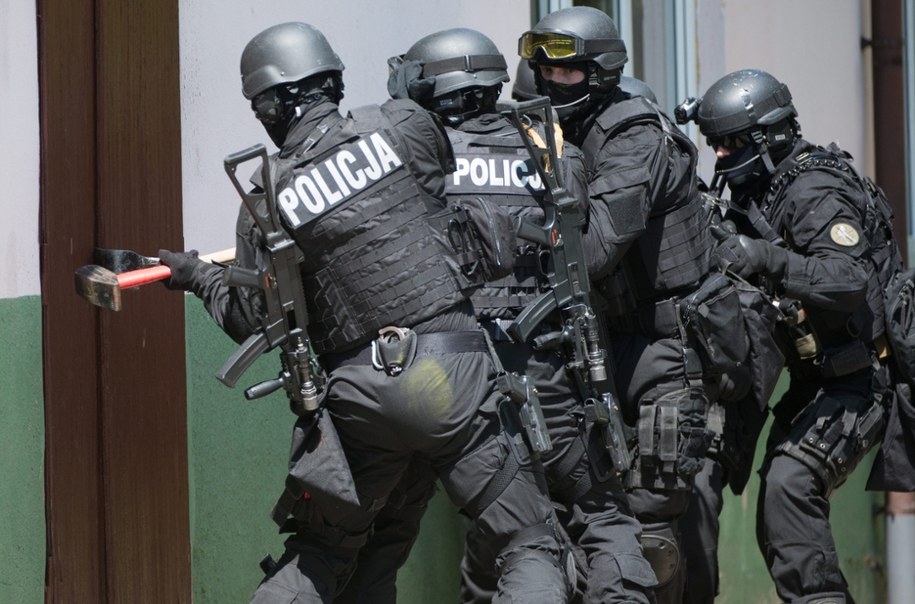 explosives corn cans russia’s plot strike poland lithuania germany revealed polish police grzegorz michałowski /pap 000lp3y8mbne0rxe-c123-f4 authorities intercepted courier carrying disguised bombs drone parts ukraine news ukrainian reports