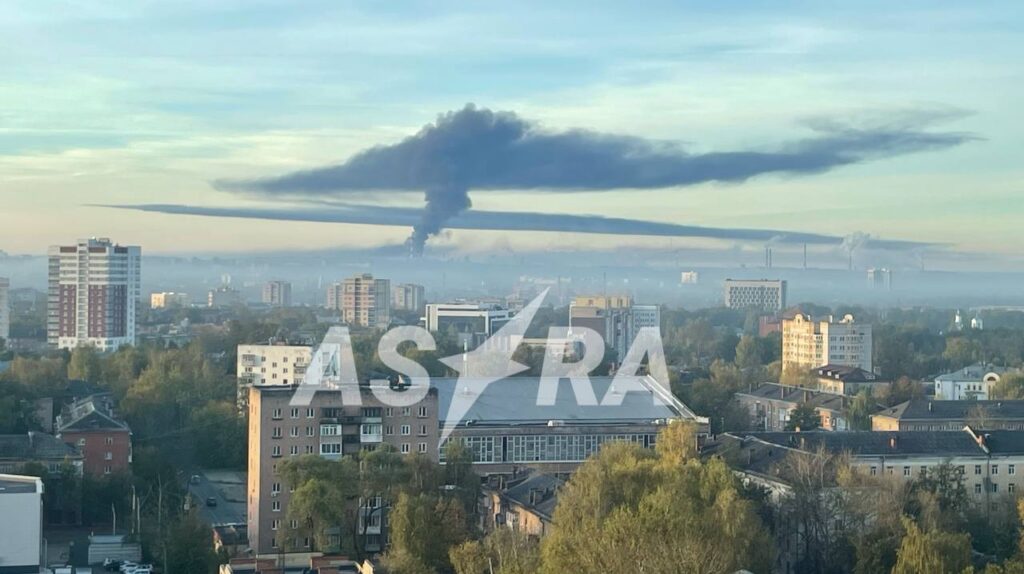 Smoke rises over Yaroslavl as fire breaks out at the Yaroslavnefteorgsintez oil refinery. Local residents shared footage of the incident with Russian Telegram channel Astra.