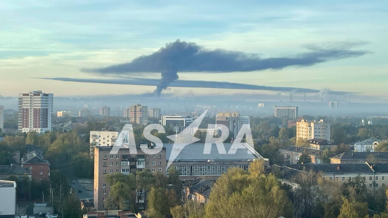 Smoke rises over Yaroslavl as fire breaks out at the Yaroslavnefteorgsintez oil refinery. Local residents shared footage of the incident with Russian Telegram channel Astra.