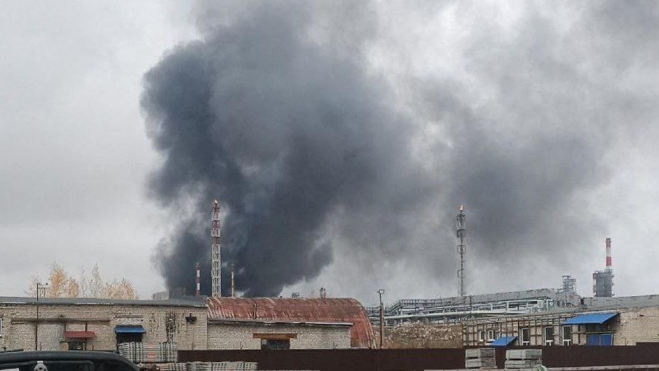 hai nhà máy lọc dầu trong một đêm Ukraine tấn công các cơ sở dầu mỏ của Nga Saratov Nizhny Novgorod Oblasts · bài đăng khói đen bốc lên nhà máy lọc dầu Lukoil Kstovo sau cuộc tấn công bằng máy bay không người lái được báo cáo 16 2025 5442991584862929416 tin tức Ukraine