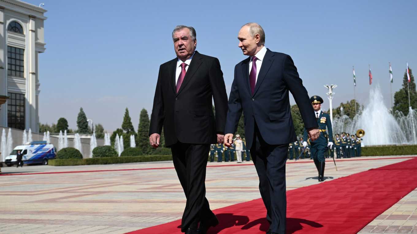 Tajikistan's President Emomali Rahmon and Russian President Vladimir Putin in Dushanbe, 9 October, 2025.