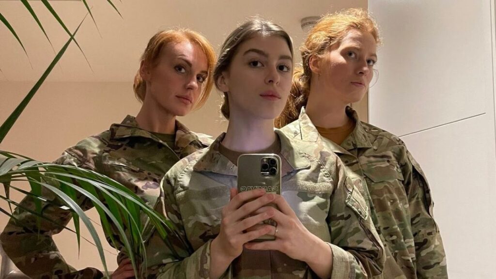 Third Corps paramedics Sophia, Mivina, and Rebeka, who treated a seriously injured man at a London traffic accident during their off-duty hours.