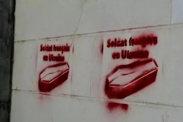 moldovans accused painting french soldier ukraine coffins face paris trial · post graffiti red-painted words “soldat français en ukraine” (“french ukraine”) sprayed wall — part campaign authorities link foreign interference