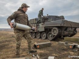 ukraine now makes nato-standard tank shells abrams leopard 2 tanks · post crew member ukrainian army 2a4 carrying 120 mm shell during field loading armyinform image_672f38bb44146779194270 news reports