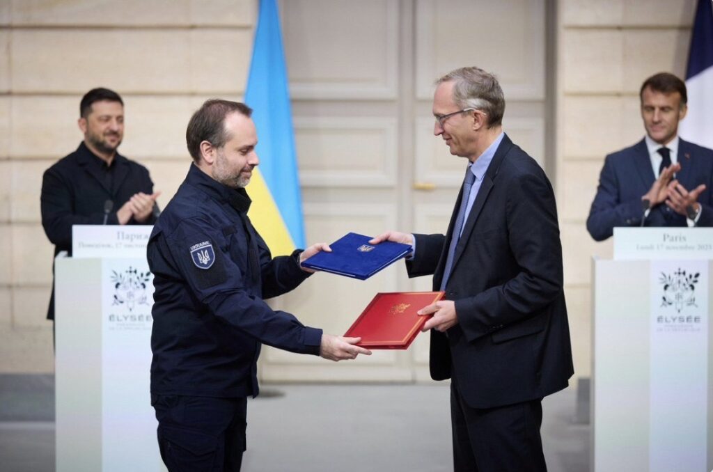 Oleksandr Pertsovskyi and Henri Poupart-Lafarge at the locomotive supply signing ceremony in the Elysée Palace in the presence of the presidents of Ukraine and France on 17 November 2025