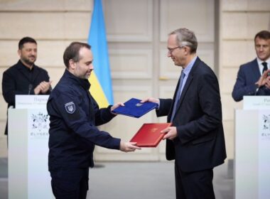 Oleksandr Pertsovskyi and Henri Poupart-Lafarge at the locomotive supply signing ceremony in the Elysée Palace in the presence of the presidents of Ukraine and France on 17 November 2025