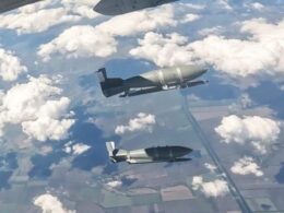 russia dropped record 5328 guided bombs ukraine · post two russian fab-500 m62 equipped umpk glide guidance kits mid-air download number aerial (kabs) ukrainian ministry defense over month aircraft released