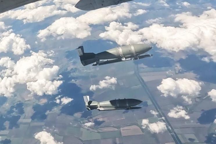 russia dropped record 5328 guided bombs ukraine · post two russian fab-500 m62 equipped umpk glide guidance kits mid-air download number aerial (kabs) ukrainian ministry defense over month aircraft released