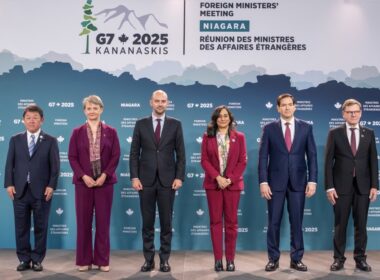 Nine foreign ministers from G7 nations and EU standing in formal group photo against teal backdrop with G7 2025 Kananaskis logo and mountain graphics at Niagara Foreign Ministers' Meeting