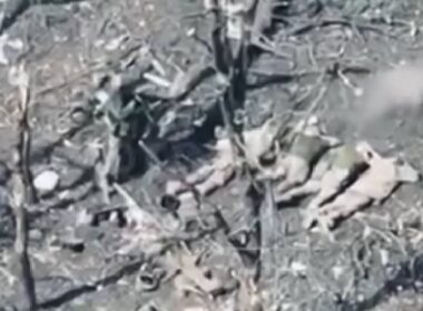 Russian soldier pointing a gun at captured Ukrainian soldiers lying on the ground, face-down. Photo: Donetsk regional prosecutor’s office
