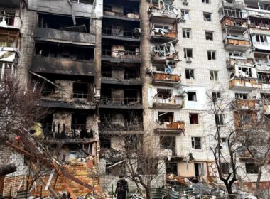 one killed dozens injured russian shahed drones hit kyiv oblast residential area · post high-rise vyshhorod heavily damaged blackened fire after drone strike 30 2025 пошкоджений будинок у вишгороді після