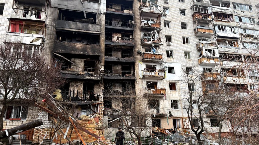one killed dozens injured russian shahed drones hit kyiv oblast residential area · post high-rise vyshhorod heavily damaged blackened fire after drone strike 30 2025 пошкоджений будинок у вишгороді після