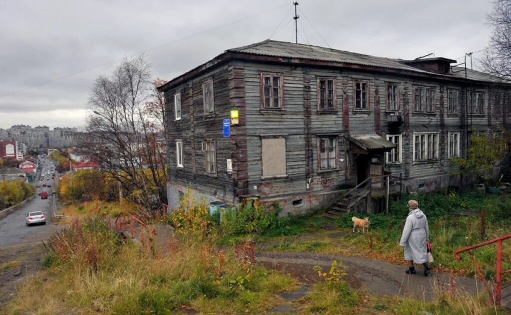 Russia's Economic Paradox: On the Brink While Holding the Line