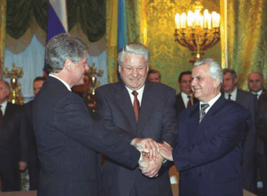 US President Bill Clinton, Russian President Boris Yeltsin, and Ukrainian President Leonid Kravchuk after signing the Trilateral Statement in Moscow on 14 January 1994, which would become the basis for the Budapest Memorandum.